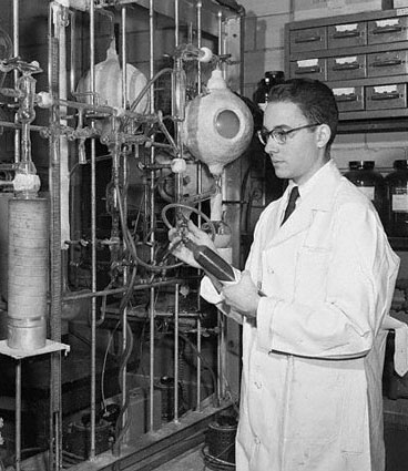Stanley
                Miller 1953 - image courtesy Dept. Chemistry - U. Calif.
                San Diego